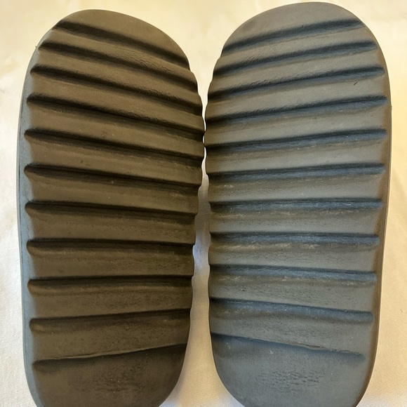 Men’s Yeezy slides size 9 - Picture 6 of 6